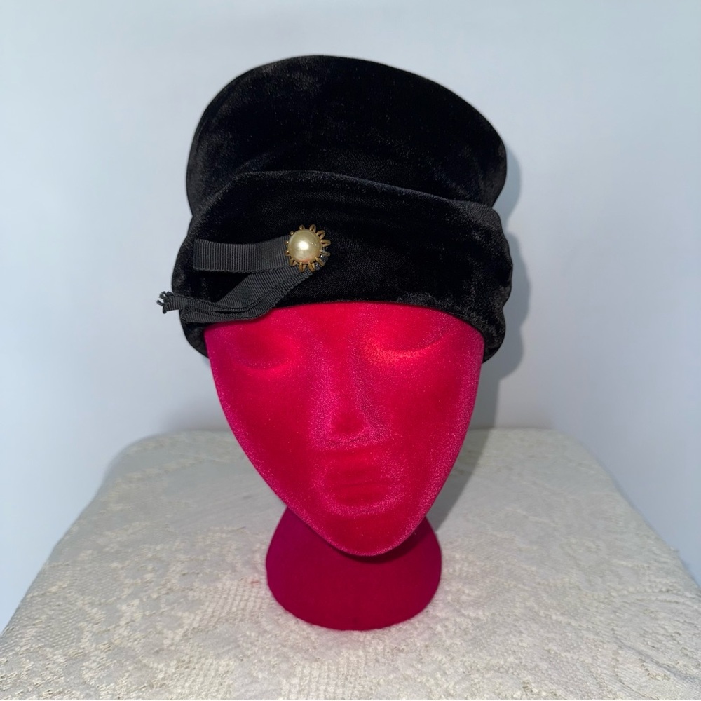 Vintage Union Made USA Black Velvet Hat with Pearl Accent Old‎ Money